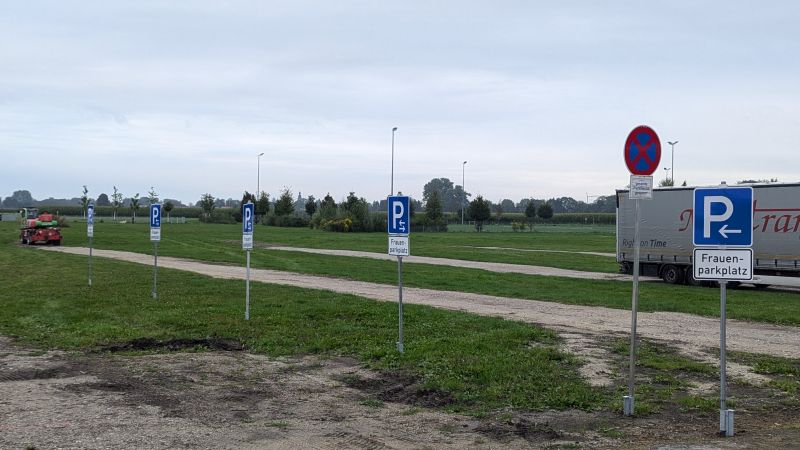Ausschilderung (26.08.2024) Ausschilderung der Parkplätze