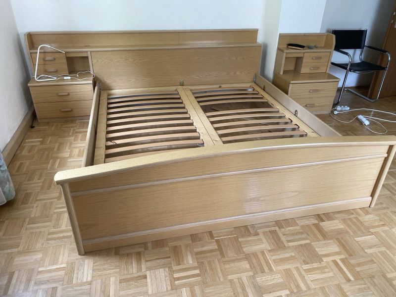 Bett inkl. Lattenrost und Nachttischkästchen