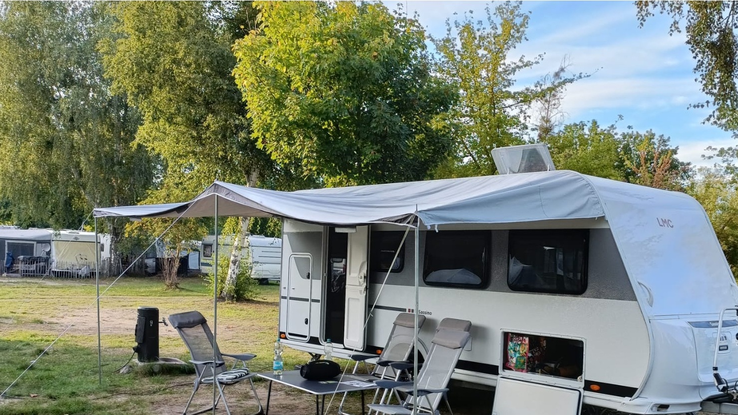 Wohnwagen mit Vorzelt fertig aufgebaut