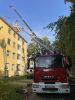 Quelle: Ffw Freising - THW und Feuerwehr gemeinsam im Einsatz an der Prechtlstraße, um ein abgedecktes Blechdach abzudichten.